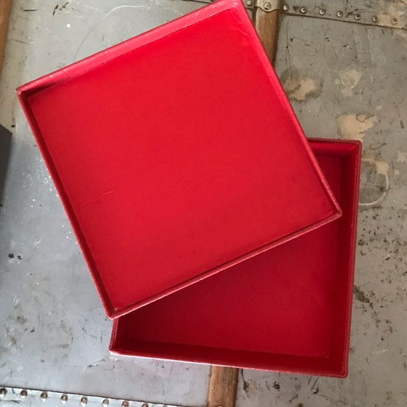 8” square red croc gift box 🎁 - Picture 3 of 6
